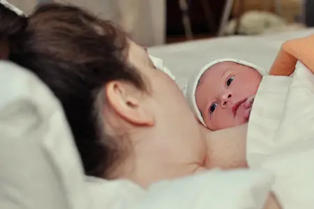 Doğuşda zədə alan körpə 5 gün sonra öldü