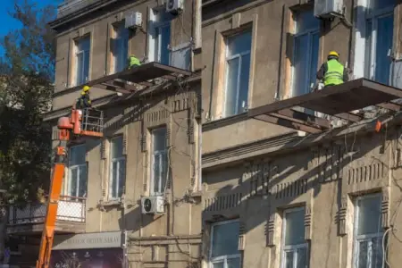 Bakının mərkəzində tarixi binaya müdaxilə – VİDEO