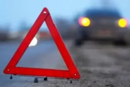 Neftçalada avtomobil piyadanı vuraraq öldürdü