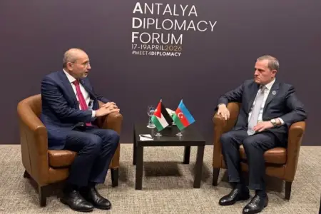 Ceyhun Bayramov İordaniya XİN rəhbəri ilə görüşdü