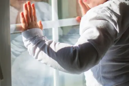 Bakıda üç yaşlı uşaq pəncərədən yıxılıb öldü