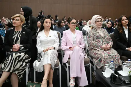 Mehriban Əliyeva qızı ilə Antalyada panelə qatıldı - Fotolar