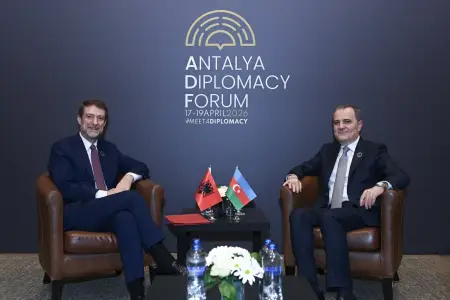 Ceyhun Bayramov albaniyalı həmkarı ilə görüşdü