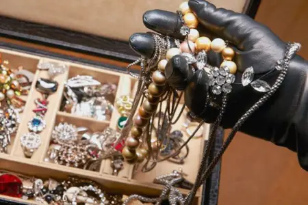 Maştağada evdən 8 minlik qızıl oğurlandı