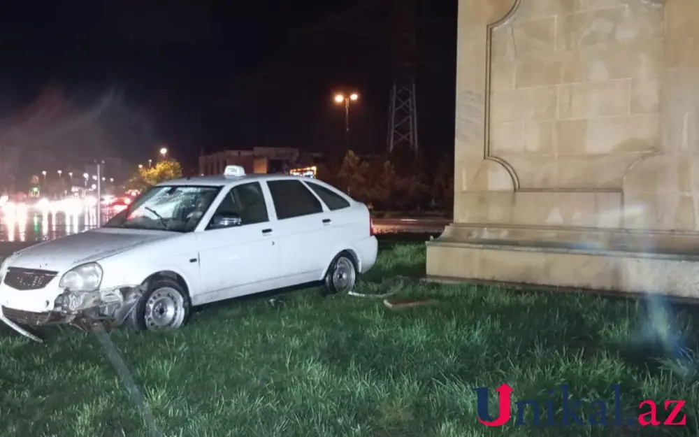 Gəncədə avtomobil dairəyə çırpıldı – FOTO