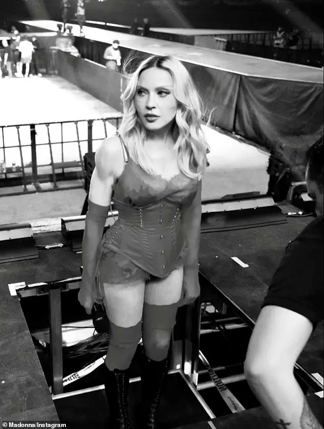 Konsert zamanı paltarları oğurlandı - Foto 