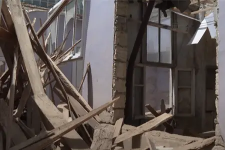 Evində söküntü zamanı üzərinə beton düşdü, öldü