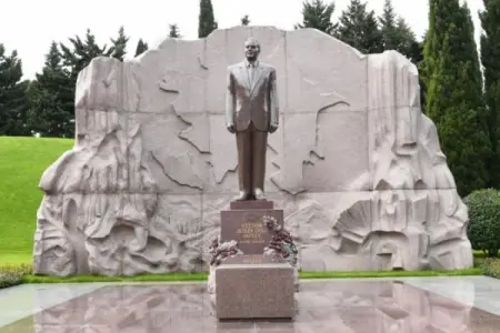 Latviya Prezidenti Heydər Əliyevin məzarını ziyarət etdi