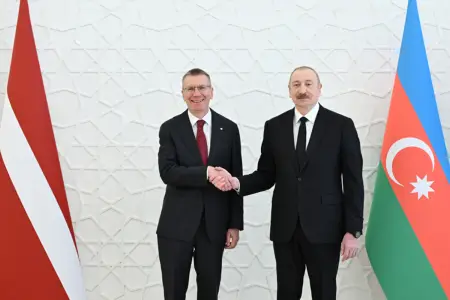 Liderlər mətbuata bəyanatlarla çıxış edirlər