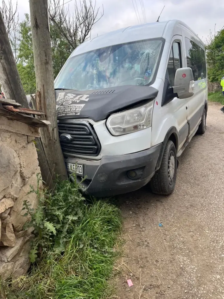 Türkiyədə məktəb avtobusu qəzaya uğradı: 13 nəfər xəsarət aldı