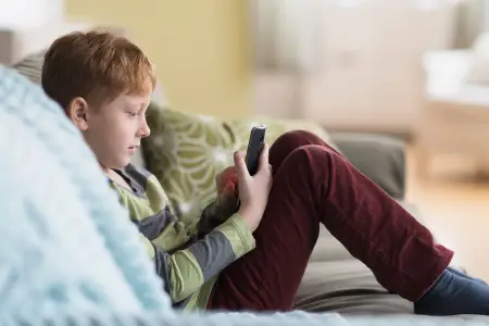 Sosial şəbəkələrlə bağlı qanun təsdiqləndi - Uşaqlara qadağa