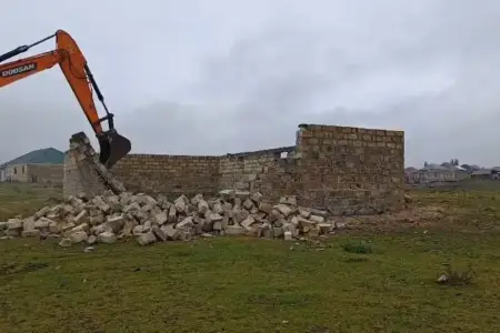 Gəncə və Göygöldə qanunsuz tikililər söküldü