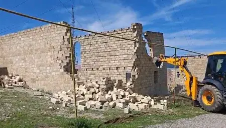 Gəncə və Göygöldə qanunsuz tikililər söküldü