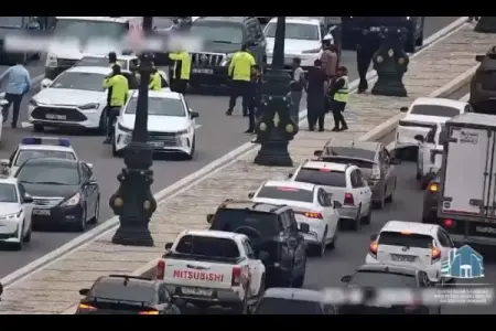 Qəzada xəsarət alan piyadanı yol polisi xəstəxanaya çatdırdı - VİDEO