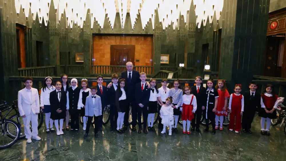 Saray bu gün onlarla bəzənmişdi – FOTOLAR