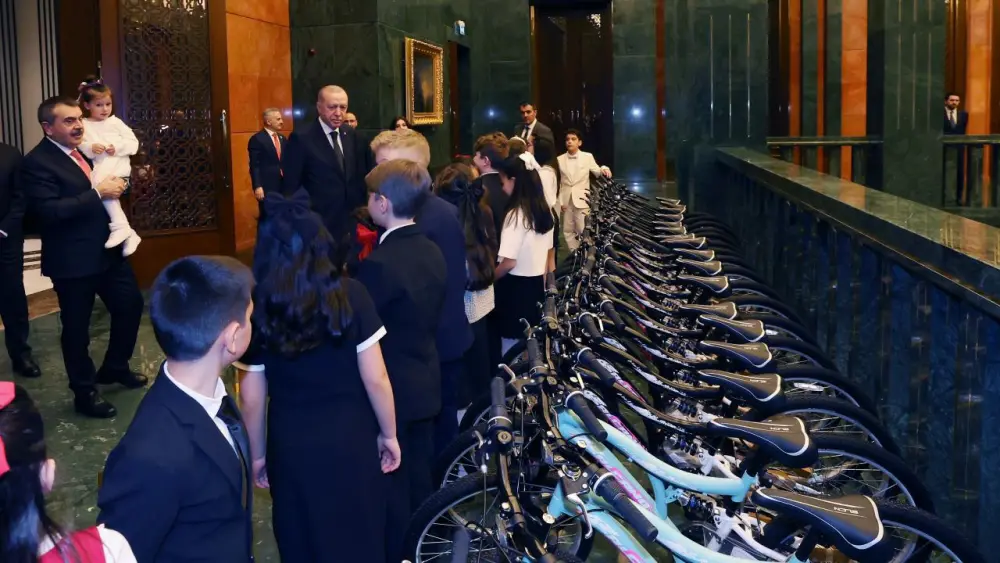 Saray bu gün onlarla bəzənmişdi – FOTOLAR