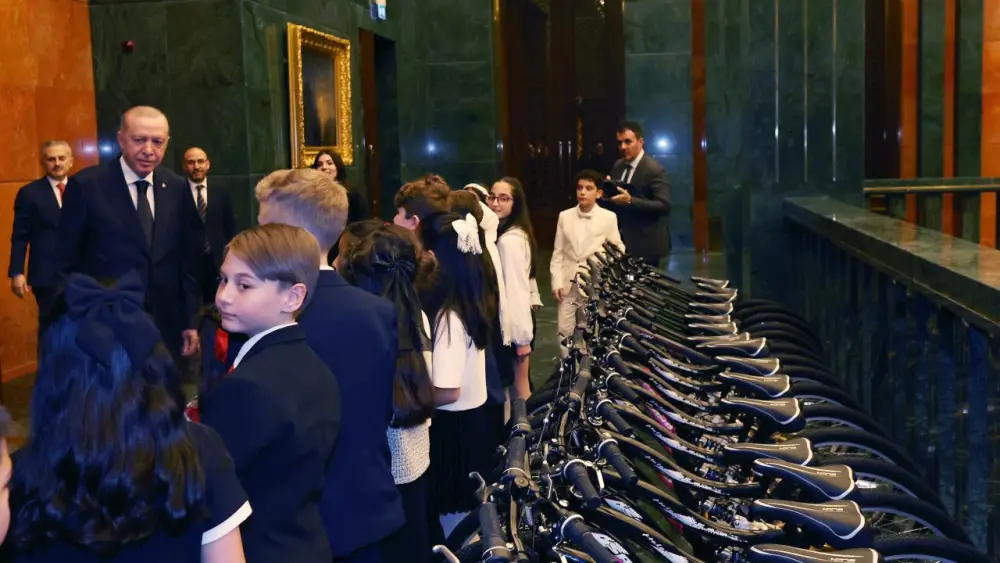 Saray bu gün onlarla bəzənmişdi – FOTOLAR