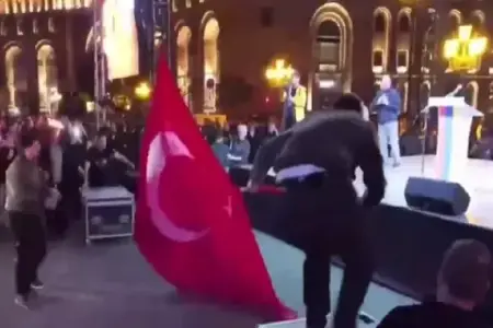 İrəvanda Türkiyə bayrağı yandırıldı
