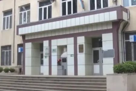 Bakıda şagird məktəbdə özünə xəsarət yetirdi - Video