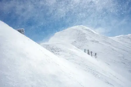 Everestdə buzlaq çökdü: Yüzlərlə turist baza düşərgəsində qaldı