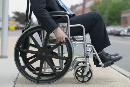 Əlilliyi olan şəxslər üçün "keçilməz" Bakı: Maneələr, təhlükəli yollar və yarımçıq layihələr – ARAŞDIRMA