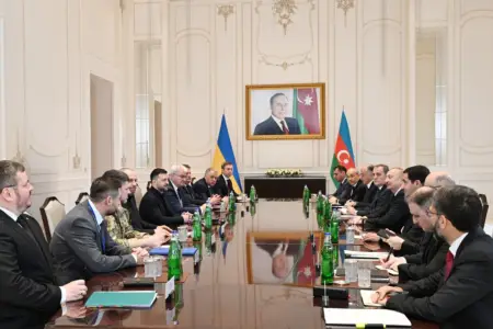 İlham Əliyevin Zelenski ilə geniş tərkibdə görüşü keçirilir