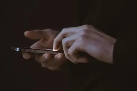 Telefonda reklama baxdı, aldandı - Bu ölkədə