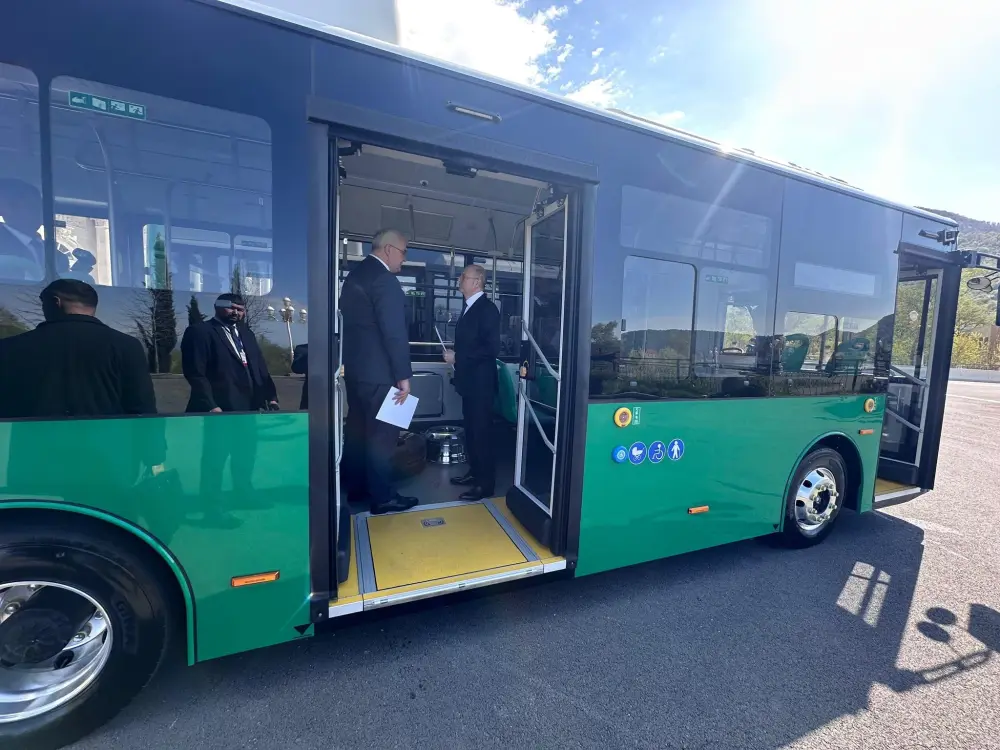Azərbaycan Ukraynaya sərnişin avtobusları verdi
