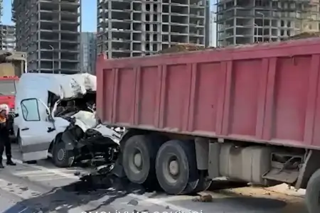 Yasamalda qəza - Sürücü belə xilas edildi