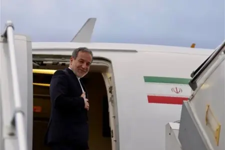 İranın xarici işlər naziri İslamabada qayıtdı