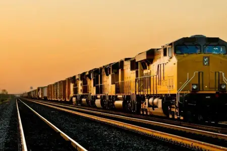 Qatarın üzərinə çıxan yeniyetməni elektrik vurdu