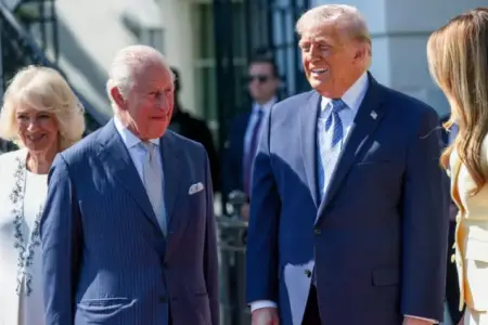 Tramp kralla görüşdə protokol qaydalarını belə pozdu - Video