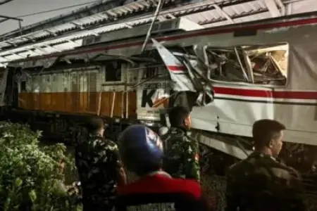 İki qatar və taksi toqquşdu: Çox sayda ölən var - Bu ölkədə