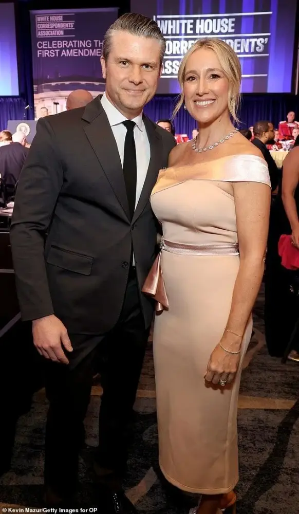 Ağ Evdə moda qalmaqalı: Pentaqon rəhbərinin həyat yoldaşı 14 dollarlıq geyimdə