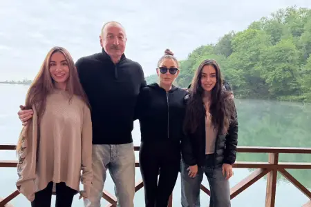 Prezident və ailəsinin Qəbələdən səmimi FOTOSU