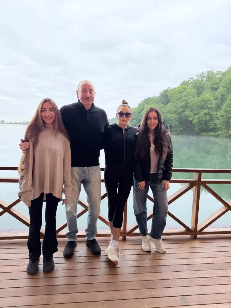 Prezident və ailəsinin Qəbələdən səmimi FOTOSU