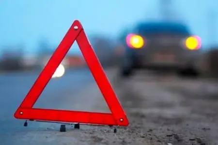 Kürdəmirdə qəza: avtomobil dəmiryol keçidinə çırpıldı – FOTOLAR