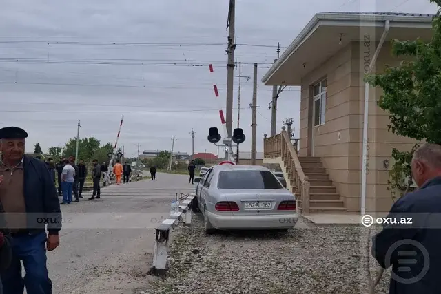 Kürdəmirdə qəza: avtomobil dəmiryol keçidinə çırpıldı – FOTOLAR