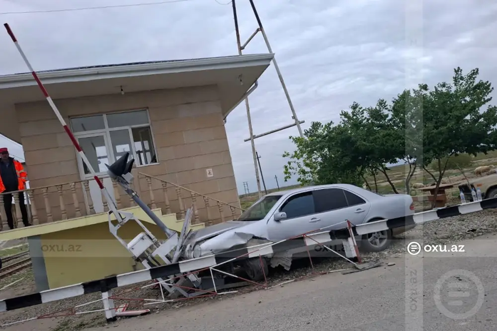 Kürdəmirdə qəza: avtomobil dəmiryol keçidinə çırpıldı – FOTOLAR