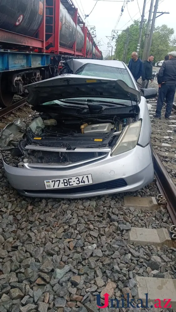 Xaçmazda "Prius" lokomotivlə toqquşdu - FOTO
