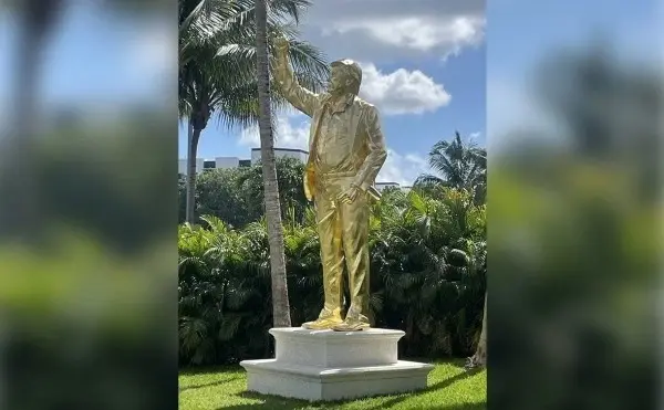 Trampın qızıldan heykəli qoyuldu - Foto