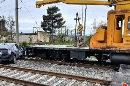 Dəmiryolu keçidində avtomobillər qatarla toqquşdu - Yol polisindən ÇAĞIRIŞ