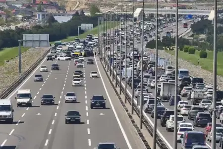 Aeroport yolunda qəza - Tıxac yarandı