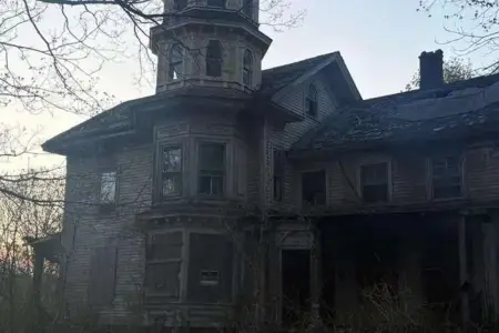 Məşhur qorxu filminin çəkildiyi malikanə xarabalığa çevrildi