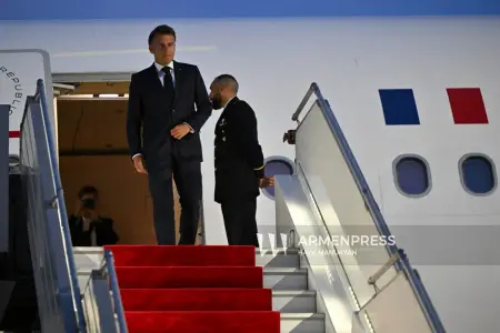 Makron Ermənistana səfər etdi