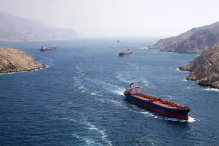 SEPAH Hörmüz boğazında tankeri raketlə vurdu 