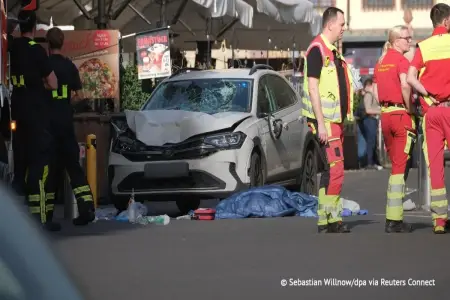 Almaniyada avtomobil insanlara çırpılıb, ölənlər var