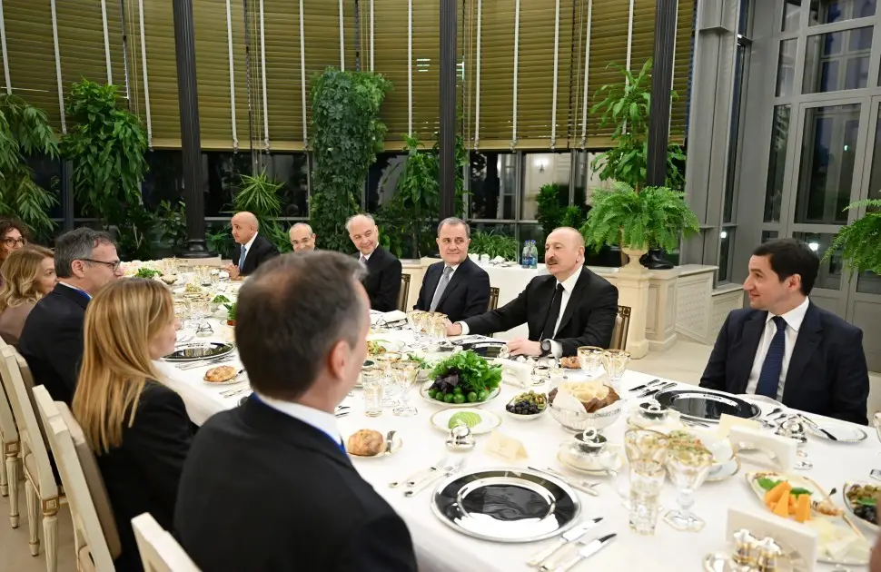 İtaliya Nazirlər Şurasının sədrinin şərəfinə işçi şam yeməyi verildi