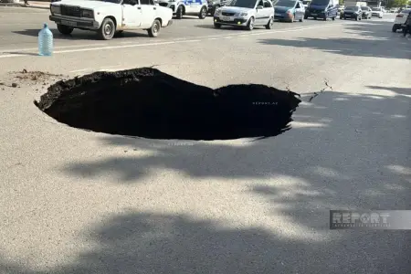Sumqayıtda avtomobil yolu çökdü