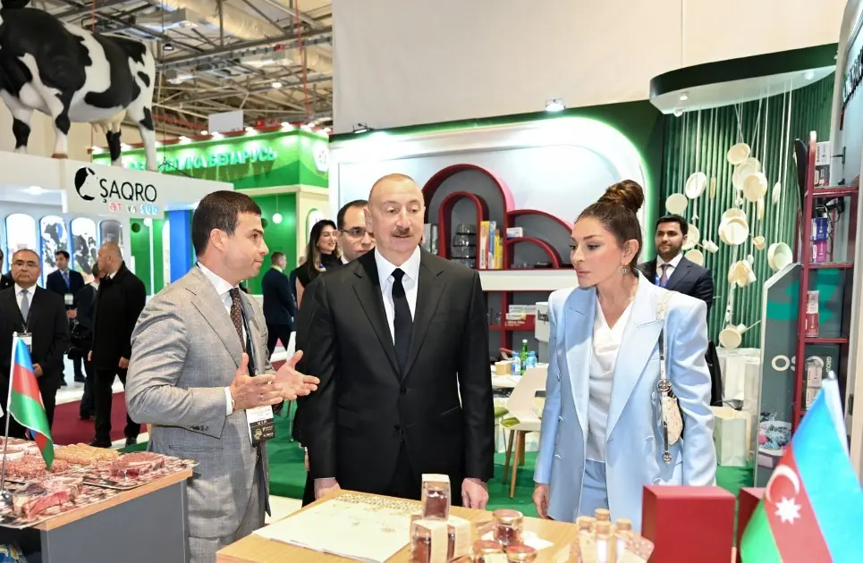 Prezident ailəsi ilə birgə sərgidə – FOTOLAR